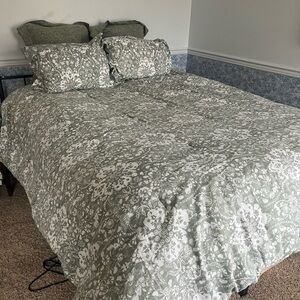 Comforter with matchingg pillow case and two shams